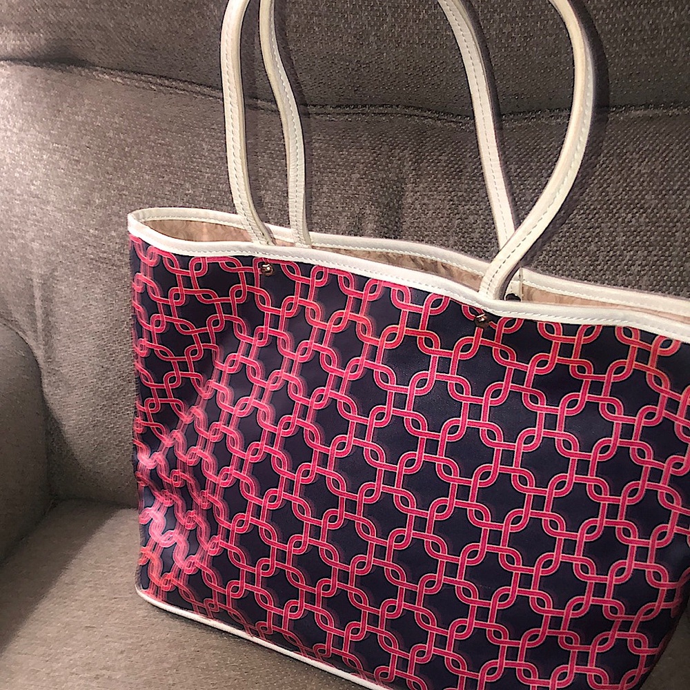 This is a PINK AND NAVY PATTERN TOTE
